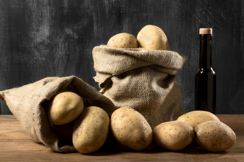 크기변환front view potatoes burlap sack with bottle oil