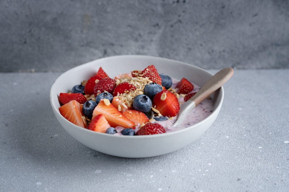 크기변환muesli with fruits served bowl bright background healthy eating concept