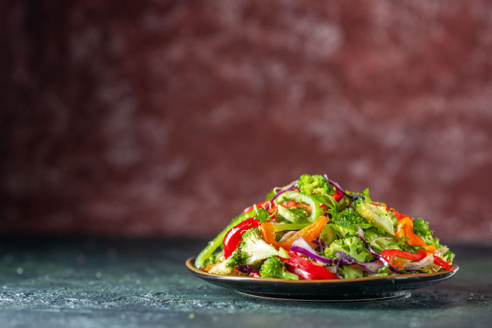 크기변환top view delicious vegan salad with fresh ingredients plate left side blue maroon blurred background