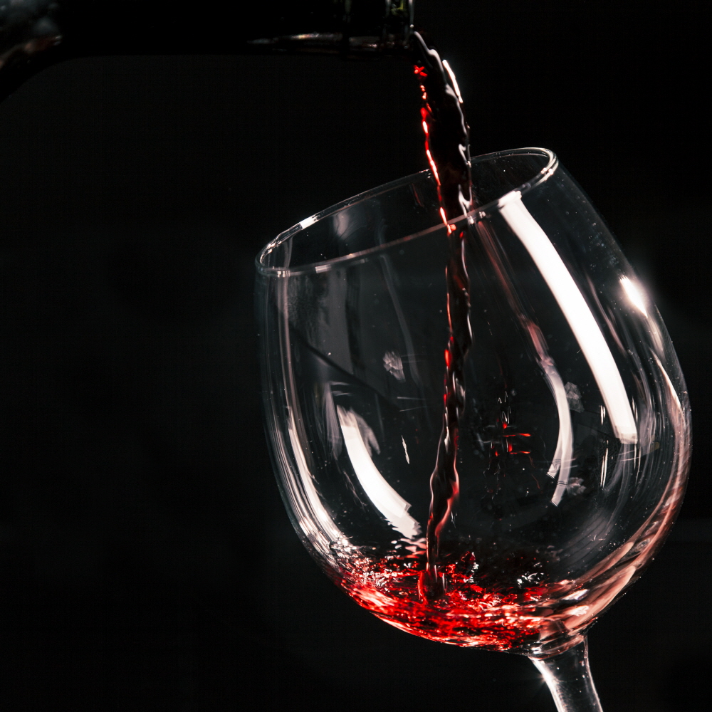 크기변환1 close up wine pouring into glass