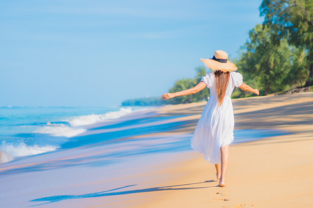 크기변환portrait beautiful young asian woman relaxing around beach with white clouds blue sky travel vacation