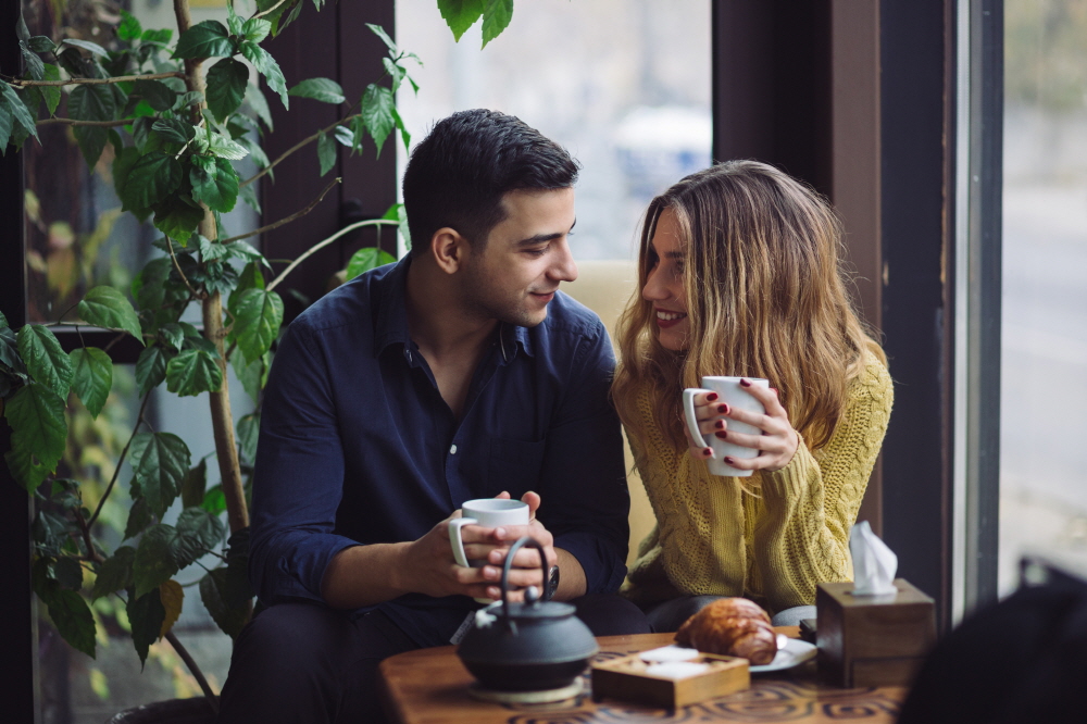 크기변환커피숍에서 커피를 마시는 사랑에 빠진 커플 무료 사진
