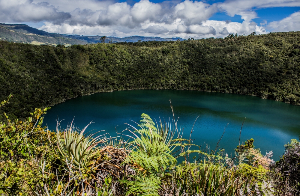 크기변환콜롬비아의 햇빛 아래 녹지로 둘러싸인 라구나 델 카시케 과타비타의 무료 사진 풍경