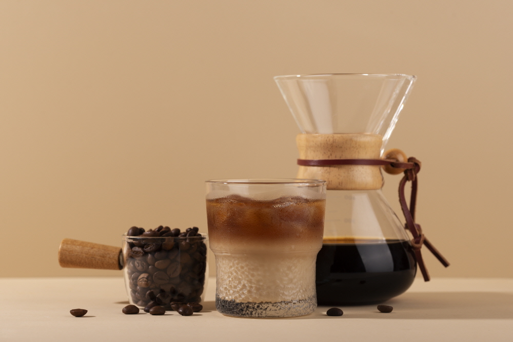 크기변환테이블에 맛있는 아이스 커피와 콩 무료 사진